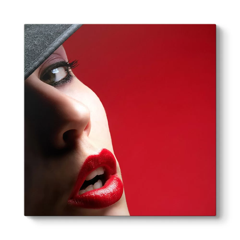 Lipped Women Tablosu - Model 3